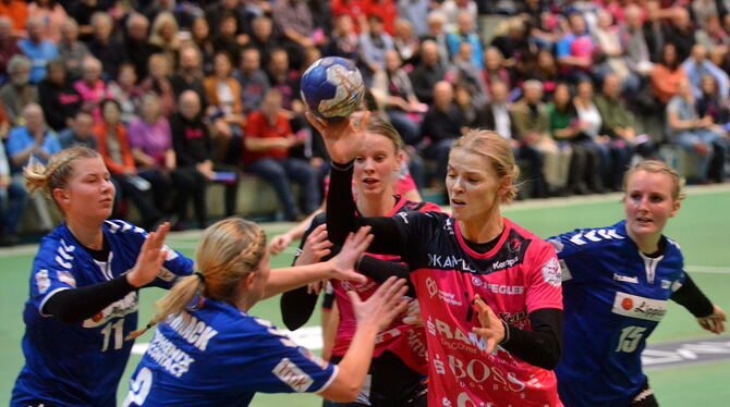 Machte ein starkes Spiel: Shenia Minewskaja (mit Ball) erzielte zehn Treffer. Dahinter: Tamara Haggerty.  FOTO: NIETHAMMER