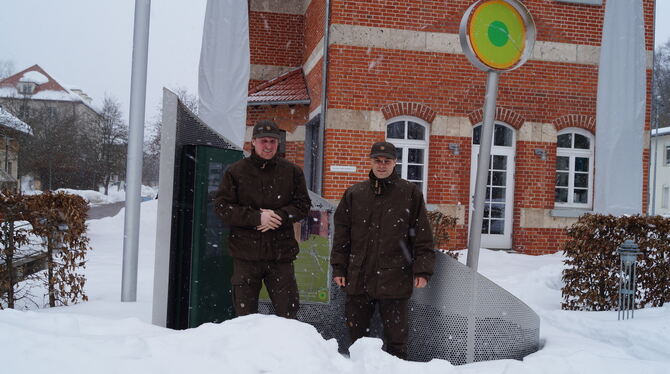 Im Schneetreiben vor der Biosphärengebietsverwaltung fröstelt es sogar Daniel Schlemonat und Steffen Schretzmann. FOTO: WURSTER