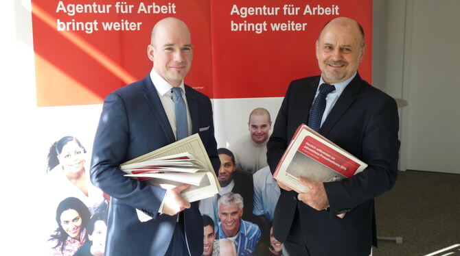 Wilhelm Schreyeck und sein Stellvertreter Markus Nill stellen die Arbeitsmarktdaten des vergangenen Jahres vor. FOTO: HÄRING