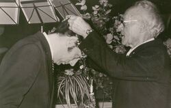 Reutlingens legendärer OB Oskar Kalbfell (rechts) streift seinem frisch gewählten Nachfolger Dr. Manfred Oechsle 1973 die Amtske