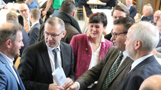 Die Europawahl naht: Minister Peter Hauk (Zweiter von rechts) begrüßt den Europakandidaten Andreas Glück, daneben der Europaabge