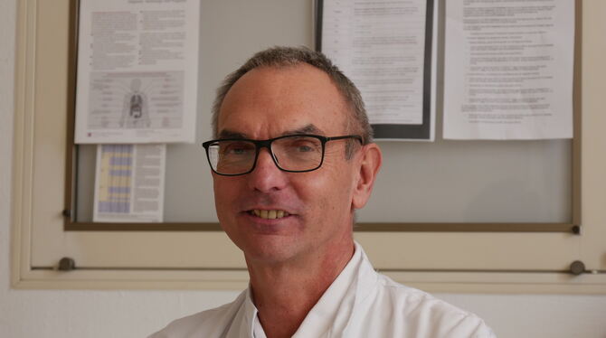 Prof. Dr. med.  Adrian Gillissen ist Chefarzt der  »Inneren« an der Ermstalklinik Bad Urach. Er ist Facharzt für  Pneumologie. F