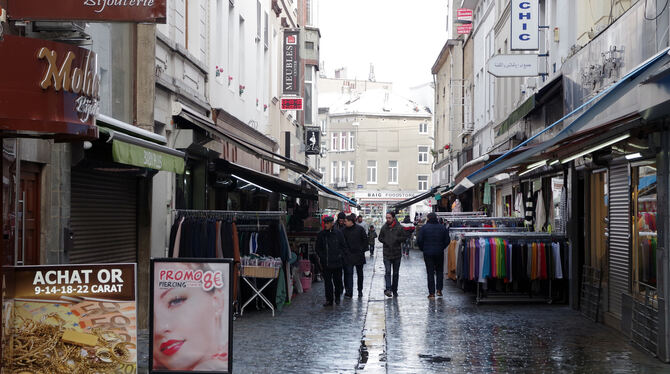 Die Seitenstraßen von Molenbeek ähneln einem orientalischen Basar. Kleine Geschäfte stellen ihre Waren vor der Türe aus. Dazwisc