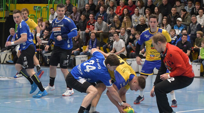 Kampf um den Ball: Der Pfullinger Julius Haug und Fabian Wiederstein. Rechts: Simon Tölke, überragender Torhüter der HSG Konstan Kampf um den Ball: Der Pfullinger Julius Haug und Fabian Wiederstein. Rechts: Simon Tölke, überragender Torhüter der HSG Konstan