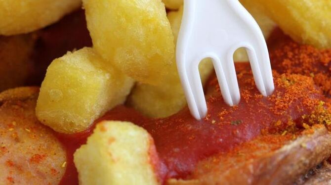 Currywurst mit Pommes Currywurst mit Pommes