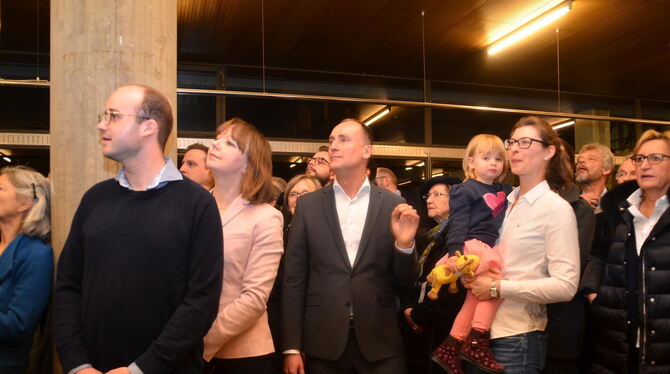 Dr. Christian Schneider (CDU) blickt wie alle gespannt auf die Ergebnisse.