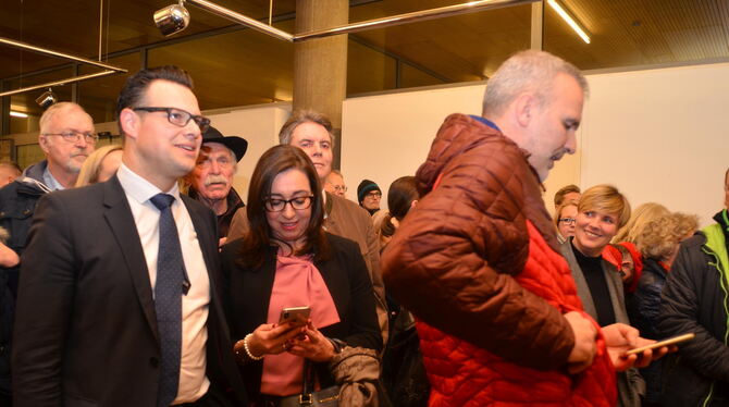 Dr. Carl Gustav Kalbfell (FDP) schaut immer wieder auf sein Smartphone.