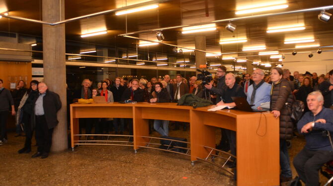 Die Spannung im Rathausfoyer steigt.