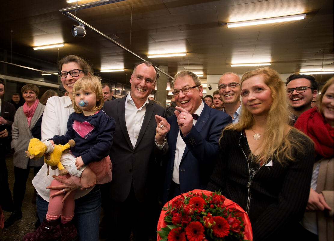 Die beiden Stimmenkönige Dr. Christian Schneider (CDU, links in der Mitte), und Thomas Keck (SPD, rechts neben ihm)