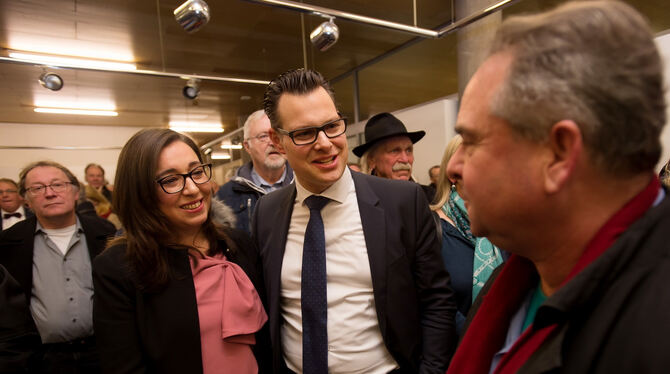 Dr. Carl-Gustav Kalbfell (FDP, Mitte) mit seiner Frau.