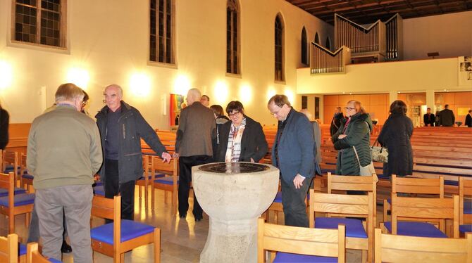 Die Teilnehmer erkundeten den Innenraum und die Ausstattung der Andreaskirche und diskutierten später in Kleingruppen.  FOTO: BÖ