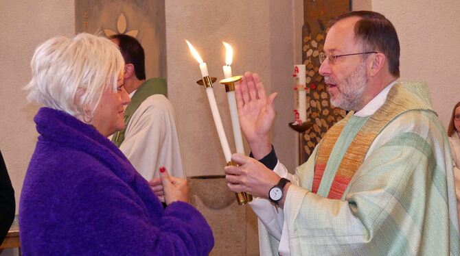 Domkapitular Monsignore Andreas Rieg spendete zum Gedenktag des heiligen Blasius den Blasiussegen, traditionell mit zwei gekreuz