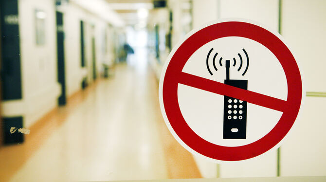 Kein Handy, kein Tablet. So sah es in vielen Krankenhäusern aus. Stuttgarter Kliniken suchen jetzt nach einem neuen Weg.  FOTO: