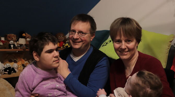 Gemeinsam glücklich: Gerhard und Ursula Schindler mit ihren beiden derzeitigen Pflegekindern. FOTO: WALDERICH