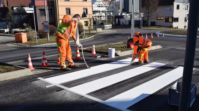 Fußgänger können nun wieder die Zebrastreifen in der Bachstraße nutzen. Gestern wurden die Markierungen dafür in den Asphalt der