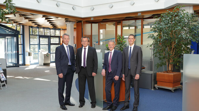 Der Vorstand der VR Bank Tübingen (von links): Thomas Taubenberger, Werner Rockenbauch, Eberhard Heim und Thomas Bierfreund. FOT