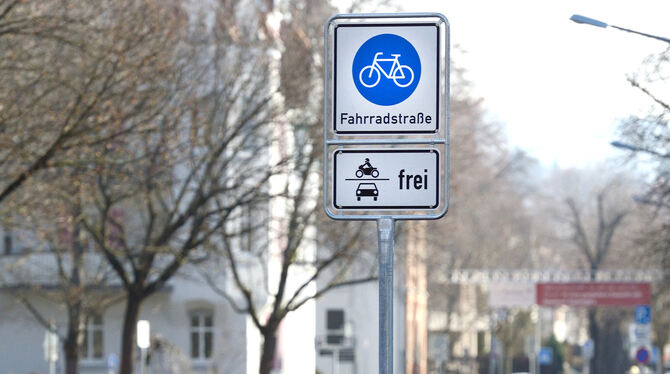 Mit Bannern, Schildern und Markierungen will die Stadt darauf hinweisen, wer was in der Fahrradstraße Charlottenstraße darf.  FO