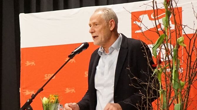 Martin Kunzmann, Landeschef des DGB in Baden-Württemberg, forderte eine höhere gesetzliche Rente beim SPD-Neujahrsempfang in Gom