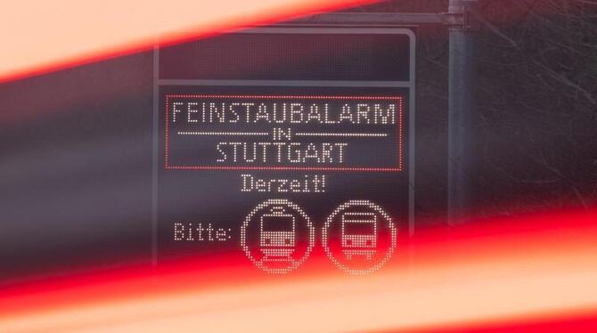 Ein Schild weist auf den Feinstaubalarm in Stuttgart hin