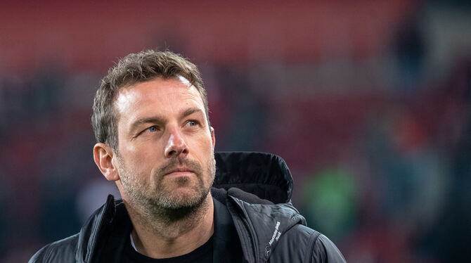 Stuttgarts Trainer Markus Weinzierl gibt sich sehr selbstkritisch. Das ist neu. FOTO: DPA