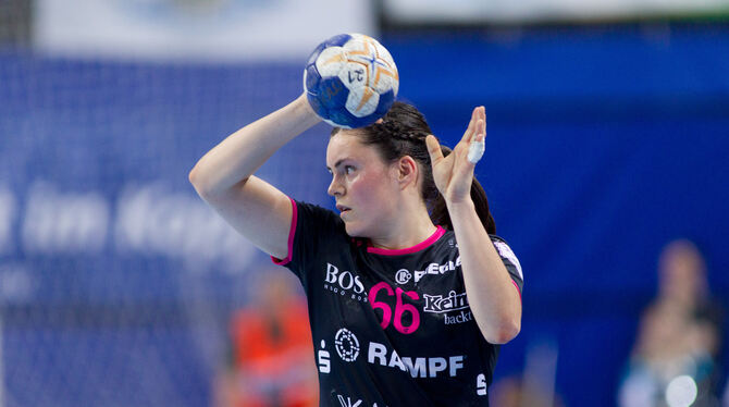 Metzingens Linksaußen Katharina Beddies legt eine Handball-Pause ein.   FOTO: EIBNER