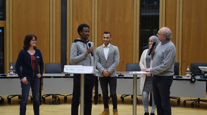 Mohamed Farah (Flüchtling aus Somalia), Sohaib Masoud (Dolmetscher und Student aus Syrien), Kamila Alali (Lehrerin aus Syrien) u