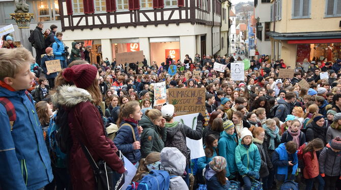 Schule schwänzen für eine andere Klimapolitik? Auf dem Tübinger Holzmarkt folgten viele Kinder und Jugendliche am 18. Januar dem