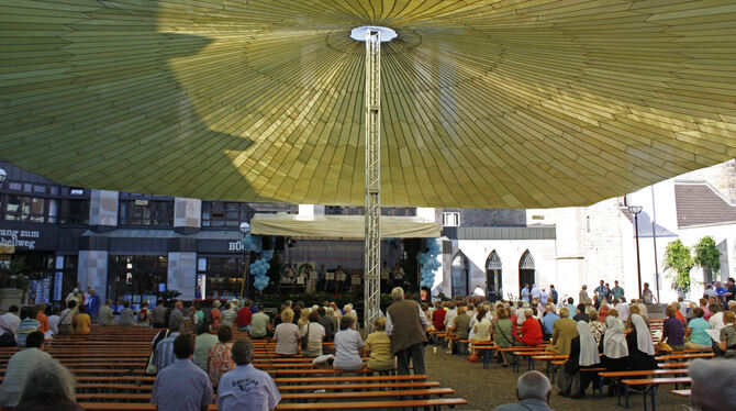 Ein Riesenschirm mit Bühne: So stellt sich Heinz Bertsch den Bürgerpark im Sommer vor.  FOTO: POLLMÜLLER EVENT SERVICE TEAM