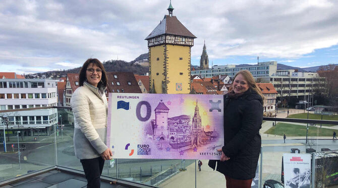 Tanja Ulmer (links) und Projektmanagerin Sabine Seume mit dem neue Souvenir: die Stadtansicht von Reutlingen auf einem Geldschei