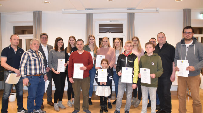 Sie alle wurden von Hülbens Bürgermeister Siegmund Ganser (Dritter von links) ausgezeichnet. FOTO: SANDER
