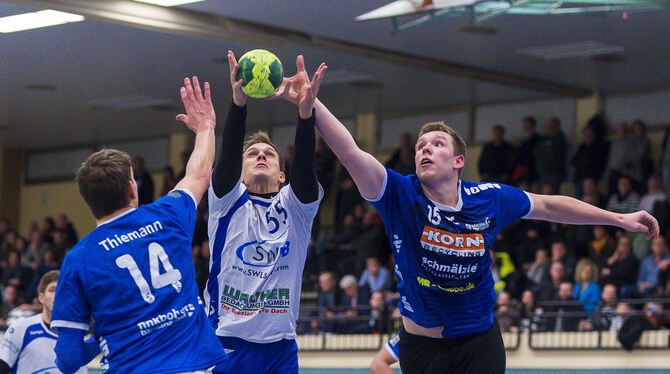 Micha Thiemann (links) und Paul Prinz (rechts) vom VfL Pfullingen im Duell mit Marvin Flügel vom SV Kornwestheim.   FOTO: WOLF