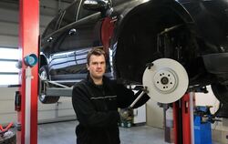 Einer, der es echt kann: Jan-Henrik Feucht schraubt an seinem Mercedes GL, den er günstig mit einem Motorschaden gekauft und sel