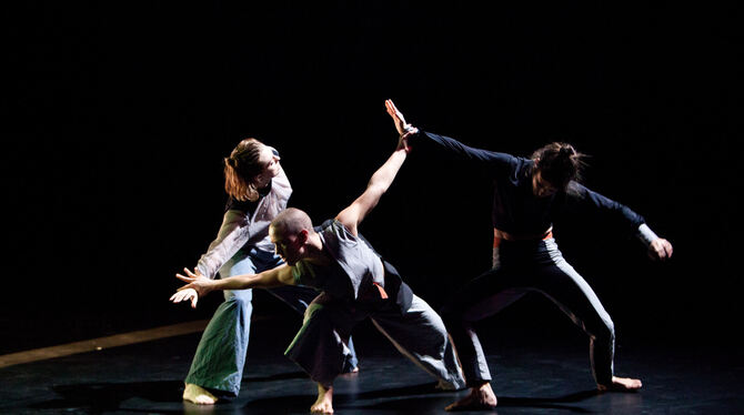 Tänzerinnen in der Choreografie »Phobos« von Maura Morales.  FOTO: SCHULTZE/TONNE