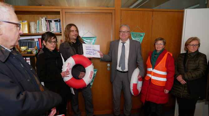 Aktive der Seebrücke Reutlingen-Tübingen und der Arbeitskreise Flüchtlinge haben 1 000 Unterschriften an Bürgermeister Robert Ha