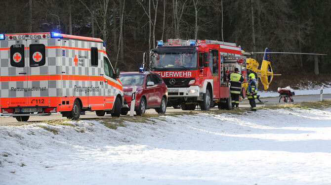 Ein Rettungshubschrauber brachte die 74 Jahre alte Mercedes-Fahrerin mit schweren Verletzungen in eine Klinik.