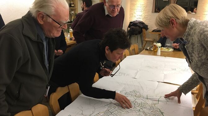 Baubürgermeisterin Jacqueline Lohde blickt mit CDU-Mitgliedern auf eine Karte mit Metzinger Straßen, die saniert werden müssen.