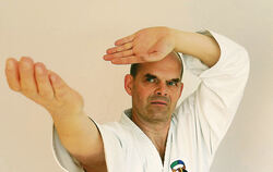 Große Ehre: Der Reutlinger Karateka Ekkehard Bader hat für seine Leistungen den sechsten Dan verliehen bekommen. FOTO: LEISTER