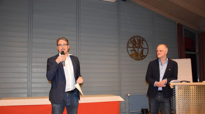 Dr. Christopher Gohl vom Weltethos-Institut Tübingen (links) und der Landtagsabgeordnete Thomas Poreski (Grüne) informierten im