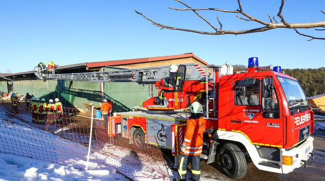 Ein Defekt an der Photovoltaikanlage, auf der ein Lichtbogen entstanden war, hatte Stroh in Brand gesetzt.