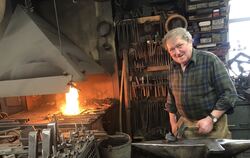 An der Esse und am Amboss wird er zum Künstler: »Mecki« Josef Hack, populär und bekannt wie kein anderer in Trochtelfingen, in s