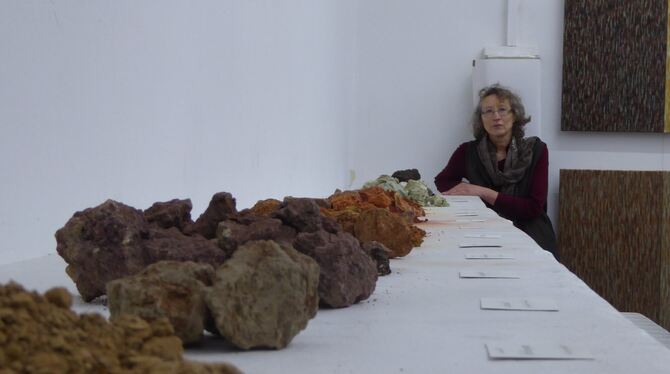 Renate Vetter zwischen den von ihr zusammengetragenen Erden (links) und ihrer Kunst.  FOTO: BERNKLAU