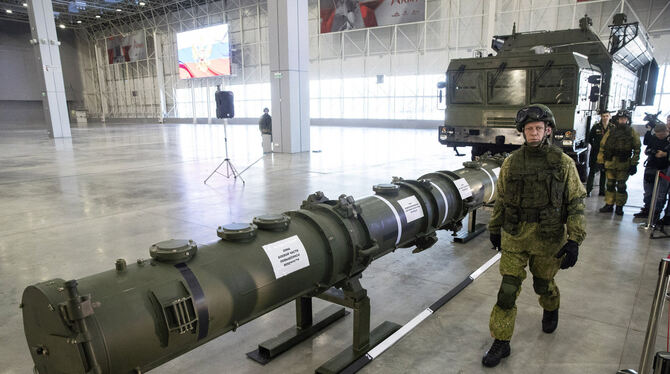 Streit um den INF-Vertrag. Ein russischer Offizier neben einem neuen und umstrittenen Marschflugkörper (Nato-Code: SSC-8). Im Hi