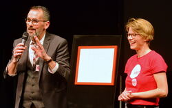 Kreuzkirchenpfarrer Stephan Sigloch und Projekt-Koordinatorin Mimi Böckmann werben bei einer Auftaktveranstaltung in der neuen R