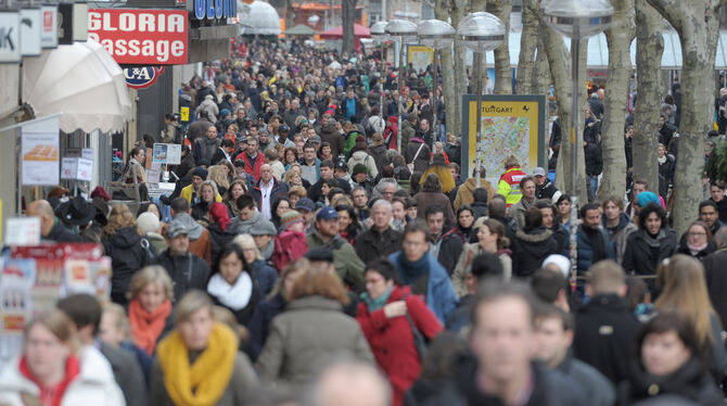 Durch die Königsstraße Stuttgart läuft eine Menschenmenge.