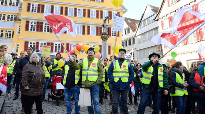 Landes-Beschäftigte des öffentlichen Dienstes demonstrierten auch in Tübingen für eine gerechtere Bezahlung.  FOTO: PIETH