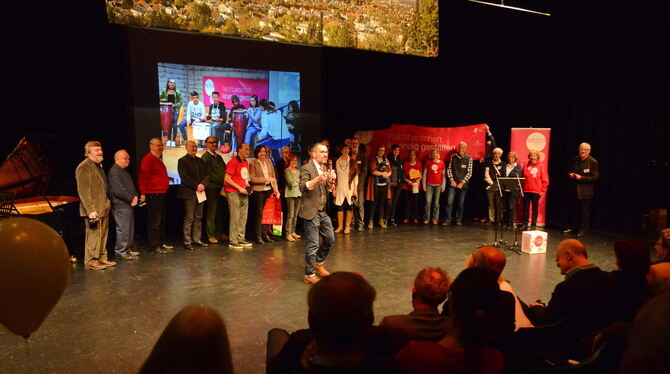 Kreuzkirchenpfarrer Stephan Sigloch (mit Mikro) stellt in der »Tonne« bestehende Initiativen und Akteure vor. FOTOS: NIETHAMMER Kreuzkirchenpfarrer Stephan Sigloch (mit Mikro) stellt in der »Tonne« bestehende Initiativen und Akteure vor. FOTOS: NIETHAMMER