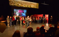 Kreuzkirchenpfarrer Stephan Sigloch (mit Mikro) stellt in der »Tonne« bestehende Initiativen und Akteure vor. FOTOS: NIETHAMMER