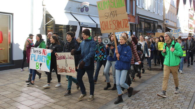 Außerhalb des Unterrichts: Schüler demonstrieren in Reutlingen für mehr Klimaschutz. FOTO: SPIESS