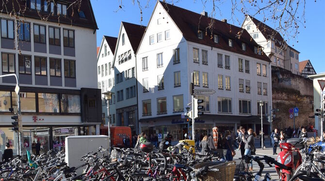 Die Fahrradständer am Neckarmüller müssen bis 17. März geräumt werden.  FOTO: -JK