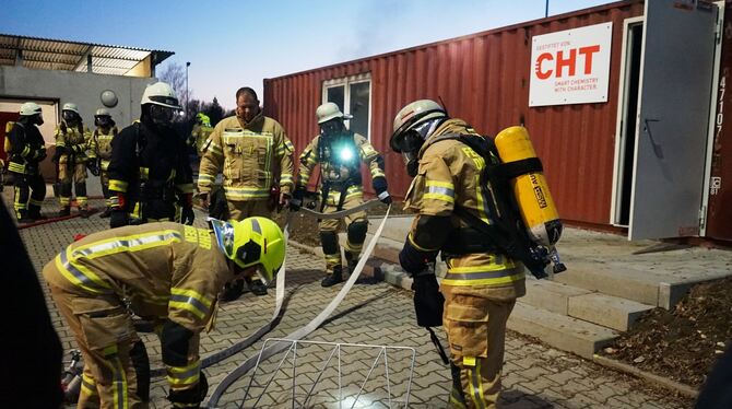 Die neuen Container nutzt die Dußlinger Freiwillige Feuerwehr zu Trainingszwecken bei Wohnungsbränden.  FOTO: STRAUB